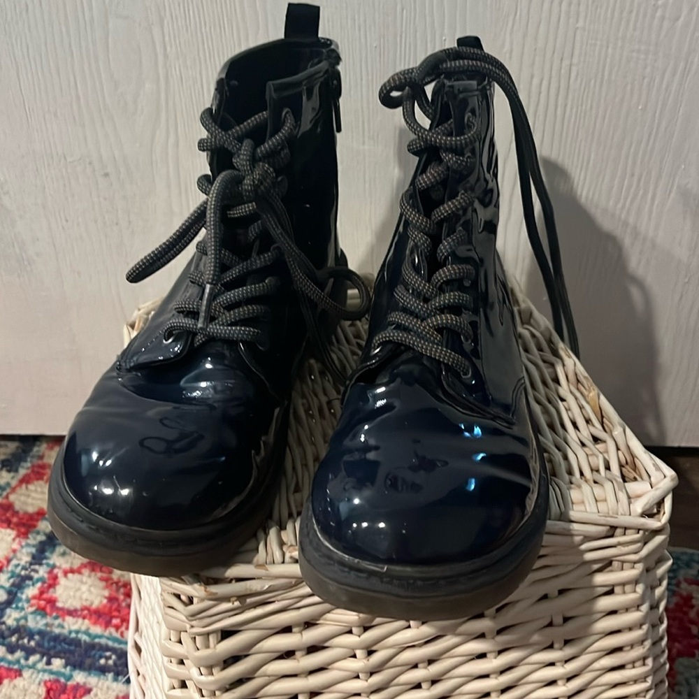 Navy shiny combat boots. Size EU 35.